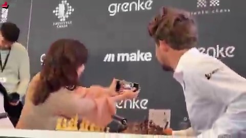 World chess star Magnus Carlsen took a selfie with his opponent — then reported her18-year-old Kazakh player Alua Nurman asked for a photo before the game — Carlsen agreed and smiled for the shot.Right after that, he called the arbiter, and her phone was taken away: devices are banned during games to prevent any hint of cheating.Nurman later called the situation “comical” and thanked him for the selfie.