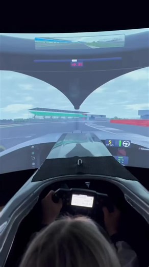 Deze week in Engeland voor Formule 4 trainingen onder begeleiding van @jhr.developments 🏎️ 🙌 De eerste keer dat ik in een F4 wagen stapte, was in Barcelona. Een droom die uitkwam! Trainen voor de F4 kan niet zomaar. 👉 We moeten ons hier goed op voorbereiden, eerst de techniek onder de knie krijgen in de SIM, voordat ik de baan op kan gaan. Het trainen kan alleen maar met de hulp van mijn sponsoren. Die maken dit mogelijk. Sponsoren komen niet zomaar aanwaaien, net als op de baan moet je er ha