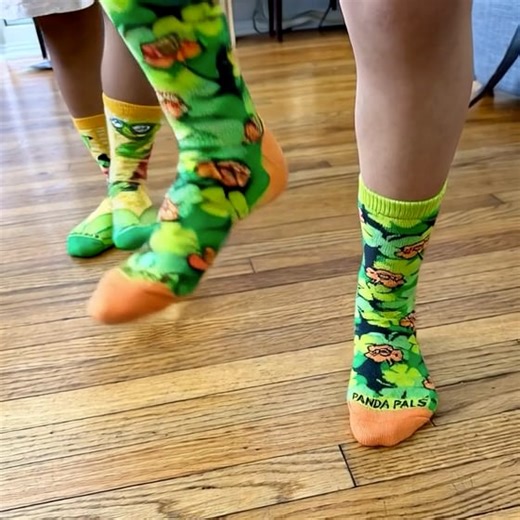 Shamrock Socks Kids Socks (Ages 3-7) Video from the Sock Panda