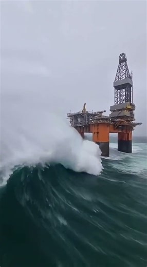 North Sea Oil Rig vs 100ft Monster Wave 🌊🏗️