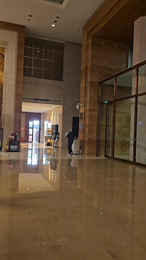 Shipper robot giao hàng đến tận phòng lầu 15! Quá xịn lun. #QuyCocTu #China #Xiangyang | Ngo Tran Hai An