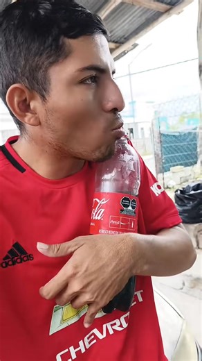 Tomando coca cola!! | El Águila Hernández
