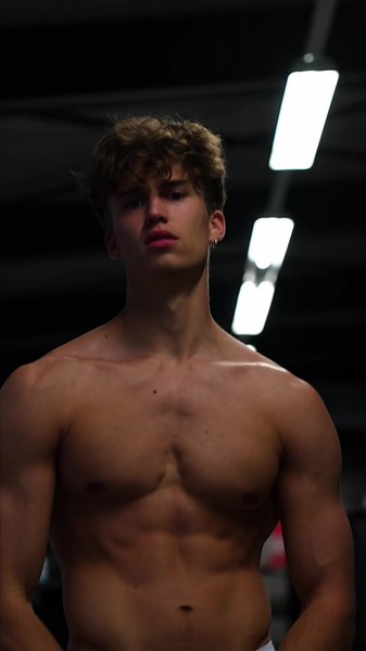 I guess the constant workouts are worth it 🤞🏾 🎥 @florentin.becker #fitness #fitboy #manhealth #fitnessmotivation #summerbody