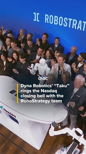 On Tuesday, Dyna Robotics’ “Taku” rang the closing bell at the Nasdaq alongside the RoboStrategy team. ⠀ Find CNBC’s interview with RoboStrategy CEO Andrew Kang and “Taku” at the link in bio.