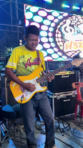 พิณม่วนๆ ในการแสดงสดที่ศรสุพรรณ