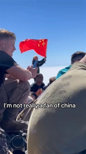 🇺🇸🇯🇵 U.S. Marines make fun of a Chinese man for waving the CCP flag on top of Mt. Fuji. Marines respond with the Japanese flag