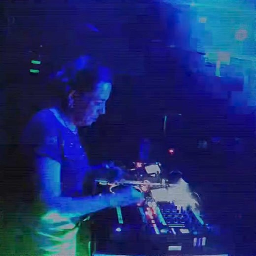 At Reggae Land, we showcase the best artists in reggae, dub, dancehall, jungle, and more across five stages - we want to ensure there is a vibe for everyone 🎶 We have some incredible jungle artists performing throughout the weekend including Goldie, Fabio & Grooverider, General Levy, DJ Hype, Hazard, 30 Years of Micky Finn & Aphrodite w/ MC Shabba D and Mistress Mo & Magika 🔥 Jungle music has a significant relationship with reggae, as reggae heavily influenced its development and sound. Many e