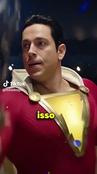A DIFERENÇA SHAZAM E ADÃO NEGRO ________________________________________________ 🎥 Shazam ___________________________________________ Shazam! 2 mostra a diferença real entre Billy Batson e Adão Negro quando Billy decide dividir seus poderes com a família. Na luta final contra Silvana, tudo parecia perdido até Billy distribuir o poder de Shazam para Freddy, Darla, Pedro, Eugene e Mary — cada um ampliando seu ponto forte. O Mago explica que o antigo campeão, Adão Negro, falhou porque buscou mais 