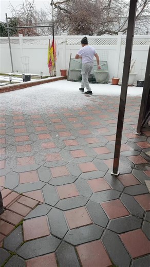 This is how to clean snow!!!🤣🤣#tiktok #guyanatiktok🇬🇾 #fyp #dance #winter