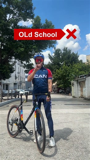 Which way do you get on a bike？🤣🤣#icancycling #flyee