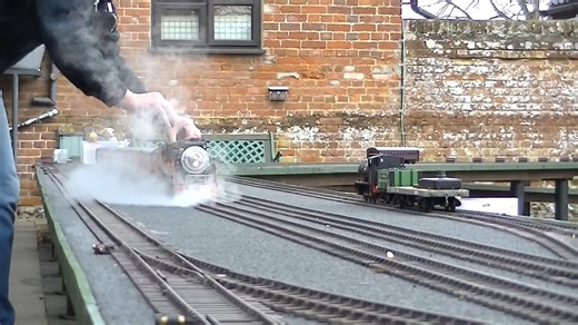 英国火车迷 在自家后院 维护把玩精密制造的蒸汽日光快车模型