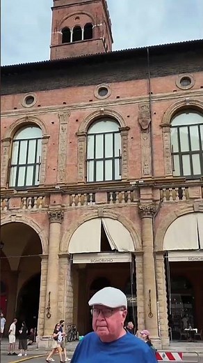 Bologna, Italy Walking Tour 🇮🇹 | World Wanders 4K #Shorts