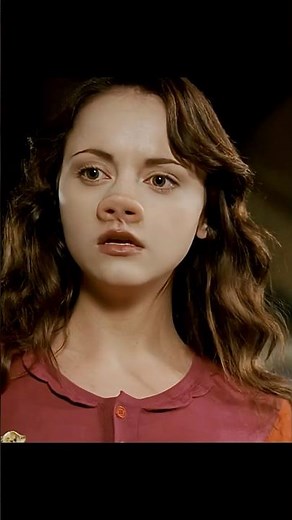 Penelope (movie) | Penelope Catches Max Stealing a Book and Helps Him Pick a Pricier One 😳📚