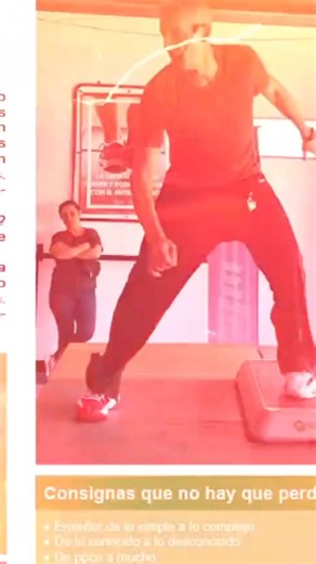 ¿Existe un Step moderno y uno antiguo? ¿Es una verdadera evolución o es un retroceso metodológico? Evidentemente el Step ha cambiado en cuánto a su estilo. El estilo moderno, al que muchos mencionan como “Step Europeo”, se basa en la inclusión de pasos de baile, saltos, contratiempos múltiples y giros dentro y fuera de la plataforma. Un estilo en el cuál hasta los brazos son protagonistas. Muy visual y llamativo, donde destaca mucho la plasticidad y la línea estética del profesor. Ahora… yo me p