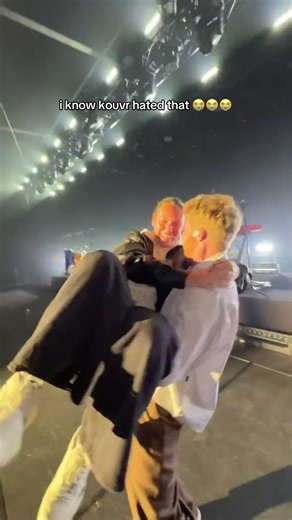 poor girl was NOT ready for that😭 i love them sm @Alex Warren @Kouvr #alexwarren #ordinary #feverdream #kouvr #newmusic