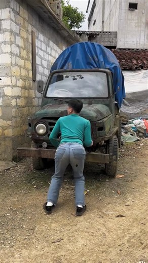 This man started his grandfather's 80 year old car #shortsvideo