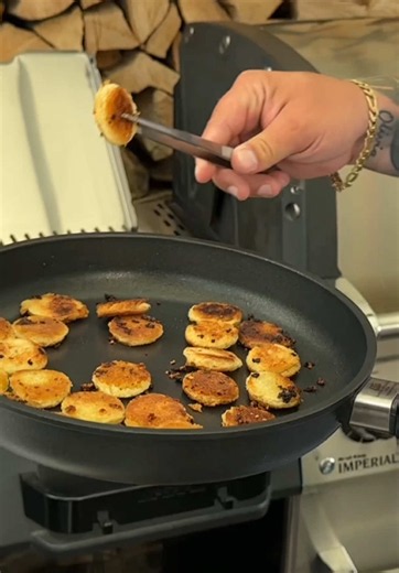 Toastbrot-UFOs braten: knusprige Rosmarin-Knoblauch Taler Rezept