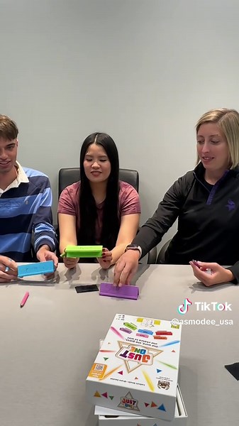 Playing Just One with some of the Asmodee crew, what clues would YOU have given? 🤔 Would your word have helped or totally confused her? 😂