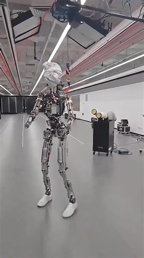7.8K views · 72 reactions | #Xpeng’s robot #IRON doesn’t just walk the runway — it dances too! no wonder people once thought there was a real human inside. #robot #technology #China | Shanghai Daily 上海日报 | Facebook
