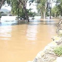 Park and car park on the banks of the Fitzroy River are under water in Rockhampton. Live coverage on Channel 7. Stream: www.plus7live.com.au Weather information: www.7News.com.au/weather Traffic information: https://qldtraffic.qld.gov.au/ #TCDebbie #bnefloods #qldweather #7News | 7NEWS Central Queensland