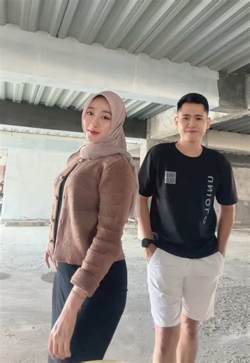 Rekomendasi Outfit Couple: Cardigan Rajut & Kaos untuk Pasangan