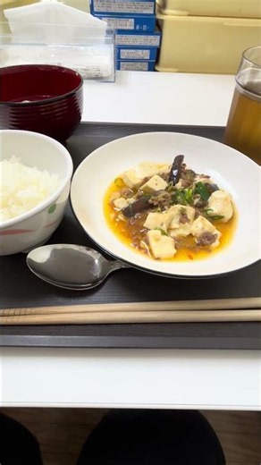 お昼ご飯は、麻婆豆腐とお味噌と白ご飯🍚