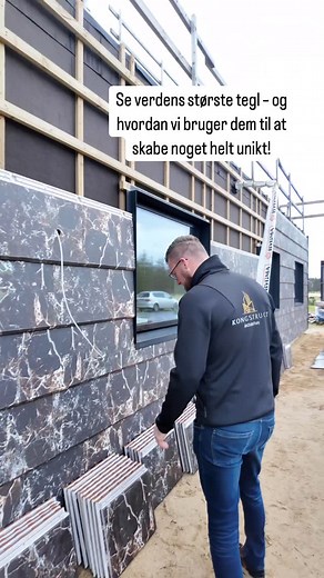 Her viser Daniel facaden frem på Søparken 62 – en imponerende løsning med fokus på detaljer! 👌 Facaden er importeret af Komproment og opført med tegltypen Flat-5XL Roma Dark fra Tejas Borja – en moderne, flad tagsten kendt for sit stilrene og minimalistiske design. Denne ventilerede facadeløsning skaber et elegant og tidløst udtryk, samtidig med at den sikrer optimal holdbarhed. ✅ Glatte overflader og præcise kanter ✅ Aluinddækning rundt om vinduer og hjørner for ekstra beskyttelse mod skadedyr