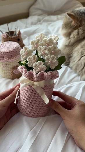 diy crochet flower vase with daisies tutorial is on my yt! you can turn any old jar into the cutest room decor with a decorative crochet cover 🤍 #crochet #crochetinspiration #crochetideas #crochetinspo #crochetflower #crochetflowers