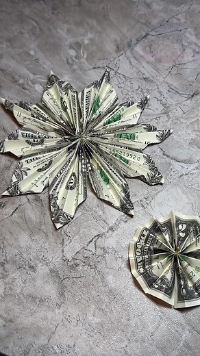 Replying to @💋🎲 Tutorial on how to make two different types of money flowers 💵🎓 #moneylei #graduationlei #graduationleitutorial #graduation #2024 #senioryear #customgradlei #moneyleitutorial #moneyleiflower