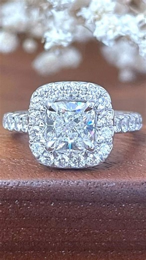 📣 EXTRAIT LIVE BAGUES DE FIANÇAILLES Angelina ou Justine, laquelle sera votre préférée ? 1- ⚜️« La Angelina », bague ancienne en platine et diamants, plutôt « maxi » des années 1940 . Clairement un coup de coeur 😍Et l’avantage d’avoir une bague de fiançailles qui ne ressemble à aucune autre 🤩 2- « La Justine », une belle bague moderne, ornée d’un diamant central de taille coussin, un travail de qualité. Et pour ceux qui me connaissent, vous savez que je ne choisit des bagues moderne uniquemen
