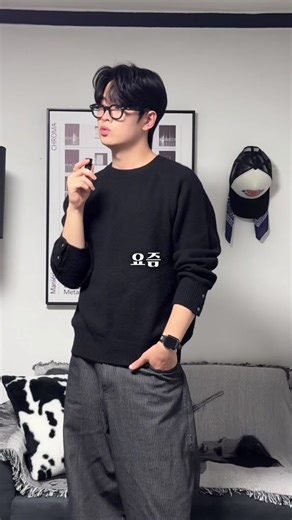 20대가 입기좋은 가을 캐주얼 하객룩 🍁 📍제품정보📍 Top : 브랜드 메르고 클래식 스트라이프 셔츠 브랜드 니티드 쉐기독 울 100% 니트 Bottom : 정보없음 (죄송합니다) Shoes : 스토어 투아미고 남여공용 더비슈즈 로퍼 결혼식 구두 무난하면서 흐름에 맞는 트렌디한 패션, 캐주얼하고 누구나 즐길 수 있는 패션 저 박예준만 믿고 따라와 주세요🙇🏻‍♂️ @soloistsociety 팔로우 📹 유튜브 채널 박예준 #하객룩 #결혼식코디 #셔츠 #스트라이프셔츠