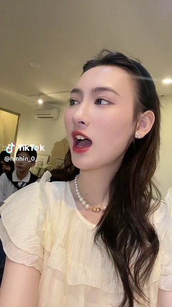 Charming Café Moments: A Stylish Dining Experience