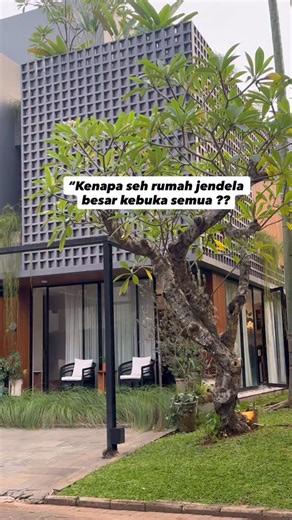 Imam Tohir on Instagram: "Salah satu kenapa rumah kita banyak bukaan jendela besar… biar banyak taneman di rumah kita hidup semua, karna salah satu kenapa taneman bisa tumbuh subur itu harus kena sinar matahari dan udara luar. Setiap pagi kita pasti selalu buka semua jendela buat sirkulasi putaran udaran masuk & keluar biar semua taneman di rumah kita gak stress dan happy juga 😄❤️🌱. . . . . #arsitektur #interiordesign #plants #gardening #exploring"