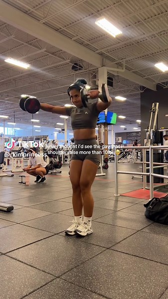 shoulder raised 15lbs for 12 reps & i was still pissed that the last rep was hard… there’s no pleasing me 🤡 #gym #gymgirl #pr #toronto #gra