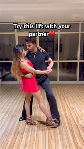 Easy partner lift ♥️ #duo #acrobat #dance #duet #ytreels #acrobatics #ytshorts
