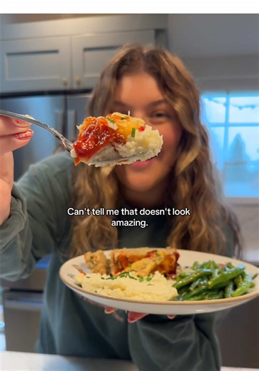 garlic parmesan chicken meatloaf 👩🏼‍🍳🤌🏼 What you’ll need: 2lbs ground chicken (can also use beef) 1 small yellow onion, finely diced 4 cloves of garlic, minced 1 cup shredded parmesan cheese 1 cup of Italian breadcrumbs ½ cup milk 2 eggs 1 tbsp Italian seasoning 1 tsp garlic powder 1 tsp onion powder 1 tsp salt 1 tsp pepper 1 tbsp Worcestershire sauce 1 cup shredded mozzarella cheese For the sauce topping: ½ cup ketchup 2 tbsp brown sugar 1 tbsp dijon mustard 1 tsp Worcestershire sauce For 