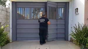 Porton Basculante . Hierro y chapa plegada . Vidrios y rejas . Puerta Peatonal dentro del mismo . Parque del Plata | Lafranconi " Herreria "