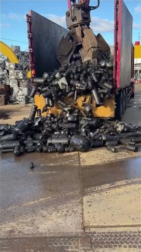 Compressors unloading in Truck #truck #unloading #scrap