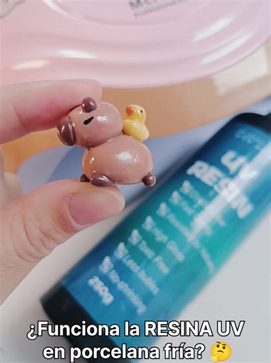 ¿Funciona la resina UV sobre porcelana fría? 🤔✨ Probando acabado, tiempos y aplicación real. Tip: capas finas y pieza bien seca. ¿Te gustaría ver más pruebas así? 👀 #PorcelanaFría #ResinaUV #Manualidades #DIY