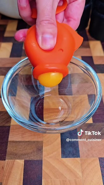 Gâteau préféré des Français 🇲🇫✨️ Recette de fondant au chocolat en 3 textures Croquant sur le dessus, coulant au millieu et moelleux sur le dessous ! Ingrédients : 200g de chocolat noir 200g de beurre 6 oeufs 210g de sucre 35g de farine 35 de cacao en poudre Conseil de préparation : Pour blanchir les jaunes incorporé 130g de sucre et le reste sera pour serrer les blancs Possible d'accompagnet avec glace banane maison ou vanille ❤️ Pour la préparation de la recette du fondant au chocolat suivre