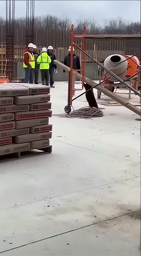 When the beaver came to work at the construction site 🦫😅