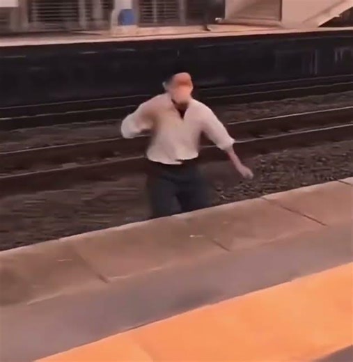 deadpoolのマネ？#japan #memes #fighting #funny #thisisjapan #funnyvideo #nsync #byebyebye