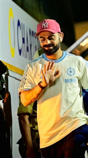 🔱 on Instagram: "1997년 개봉한 영화 Titanic은 잭과 로즈의 운명적인 사랑을 통해 비극 속에서도 오래 남는 감정의 깊이를 보여주는 작품입니다. 화려한 연출보다 인물의 감정에 더 집중한 제임스 카메론 감독의 스타일은 지금 다시 봐도 묘하게 가슴을 울리죠. 배가 침몰하는 장면이 아닌, 두 사람이 서로를 바라보던 순간들이 더 강하게 기억에 남는 영화이기도 합니다. 이 감정을 완성해주는 곡이 바로 셀린 디온의 *“My Heart Will Go On”*입니다. 처음 들으면 잔잔한데, 어느 순간 자연스럽게 가슴이 벅차오르는 느낌을 줍니다. 특히 후반부의 고조되는 보컬은 영화 속 잭과 로즈의 마지막 장면과 겹쳐지면서 괜히 마음이 서늘해지기도 하고요. 많은 분들이 “이 노래가 나오면 왜 그 장면이 자동으로 떠오르는지 모르겠다”고 말하는데, 그만큼 영화와 음악이 자연스럽게 얽혀 있는 곡입니다. 1998년 아카데미 주제가상을 비롯해 여러 상을 휩쓴 건 단지 인기 때문만은 아닙니