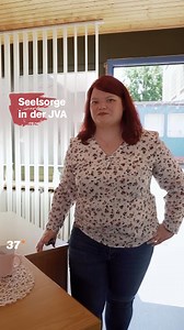 Sarah ist 28 Jahre alt und geht täglich in die JVA, denn hier arbeitet sie. Sie leistet Seelsorge für alle, die es wünschen. Sarah hört sich die Geschichten der Frauen an, möchte für sie da sein und ihnen etwas Gutes tun. Wie ihr Alltag aussieht, seht ihr in "Beistand hinter Gittern": kurz.zdf.de/YBpH/ | 37 Grad