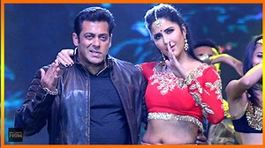 When Salman Khan proposed Katrina Kaif in the midst of their performance at the #DabanggTourPune! Don't they make for an adorable couple?! | Bollywood Now