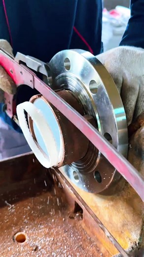 True corrosion protection starts at the sealing surface. Steel pipe preparation ⚙️ Cutting, beveling, cleaning Creating the perfect base for lining PTFE liner forming 🧪 High-purity PTFE material Precisely fitted to the inner wall Flanging process 🔥 PTFE liner extended outward Fully covering the flange sealing face Heating and forming ♨️ PTFE softens and conforms Molecular structure realigned Cooling and fixing ❄️ Structure stabilized Strong bonding between PTFE and steel Detail inspection 🔍 F