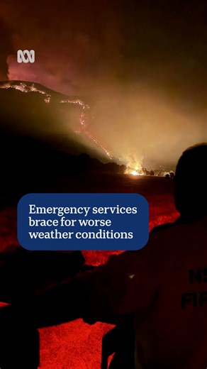 Emergency Management Commissioner Tim Wiebusch warns that weather conditions are likely to worsen in Victoria on Friday. A combination of hot winds and dry lightning is expected to lead to fast-moving fires over the next two days. Residents are warned to leave early if possible. "If you're in those catastrophic fire danger areas where there are no fires at the moment, you should be leaving by 7am Friday the 9th of January," Mr Wiebusch said. Follow our live blog here: https://ab.co/4pxHAFN Choos