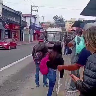 En Brasil, así es como paras un autobús durante la hora pico... 😆😆Ni siquiera se detuvo jajaja