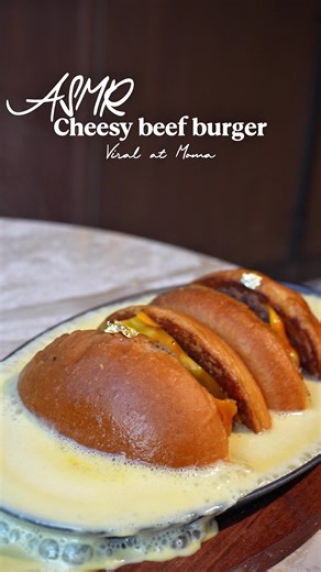 Warning: this cheesy beef burger ASMR may cause extreme hunger 🫶🏻✨ #moma #momabakehouse #viral #cheesybeefburger #bistrophnompenh
