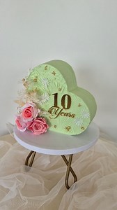 2.9M views · 249K reactions | Standing heart cake 﫶 My client had these colours for her wedding 10 years ago and decided to have the anniversary cake in the same colours. Wasn't sure it would work, but it did!  Thanks for ordering @minalizchico ♥️ #MomMadeMoments #goacakes #goa #cakesofinstagram #standingheartcake heartcake caketopforward reelforbakers customcake anniversarycake bespokecake greencake heartshapedcake | MomMade Moments | Facebook